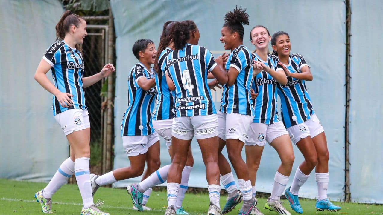 Em tarde chuvosa, Grêmio aplica goleada no Atlético-MG pelo Brasileirão