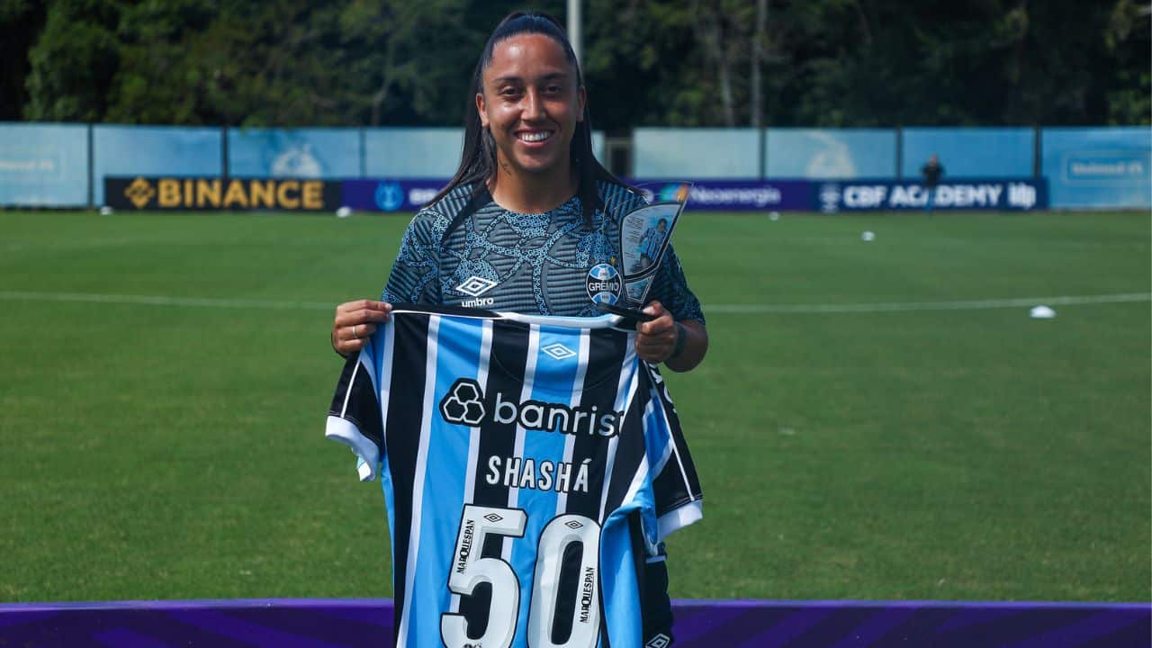 Grêmio homenageia atacante por completar 50 jogos com a camisa do clube