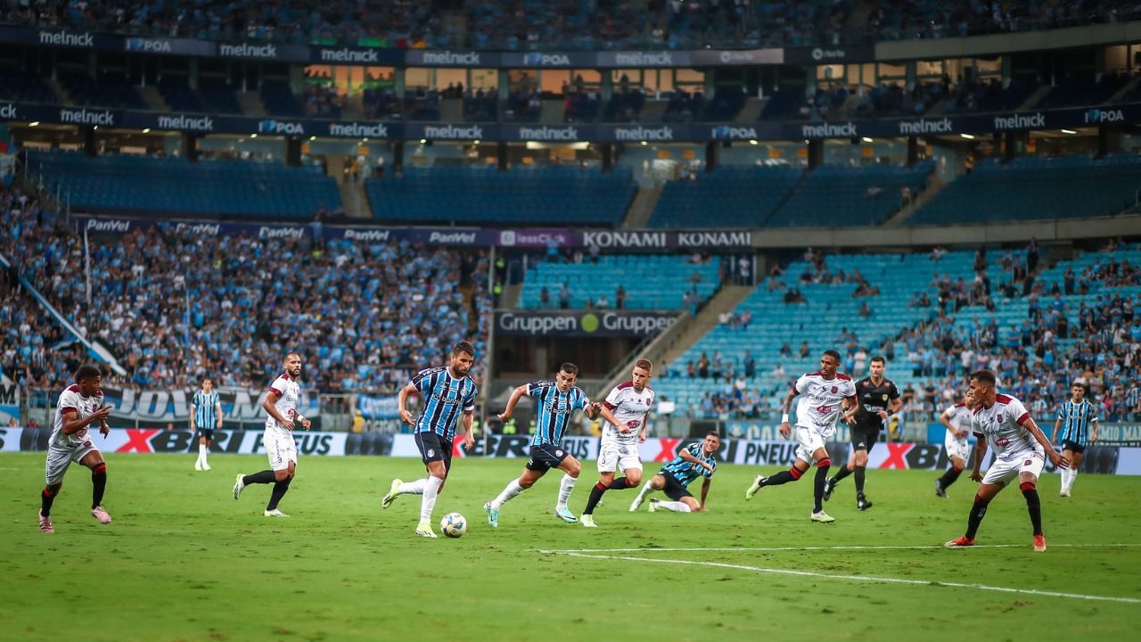 Jornalista critica postura emotiva do Grêmio durante partida de futebol.