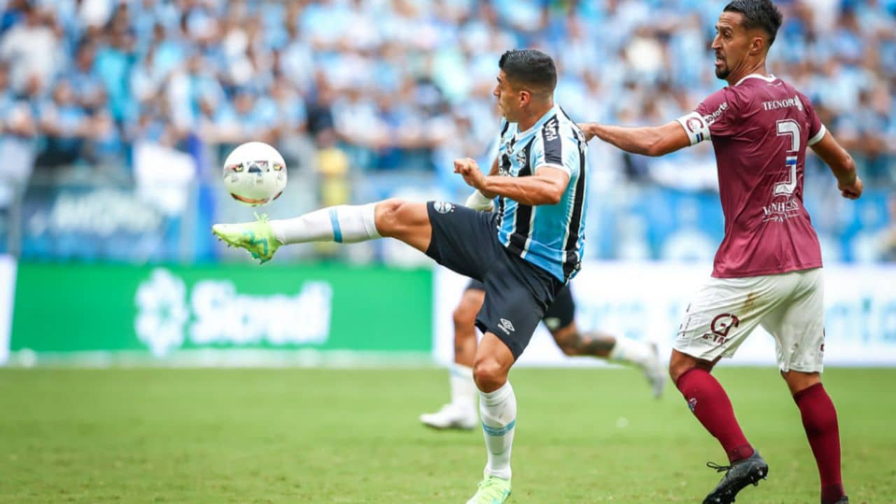 Quantos jogadores do time titular do Grêmio atuaram contra o Caxias na final Gauchão 2023