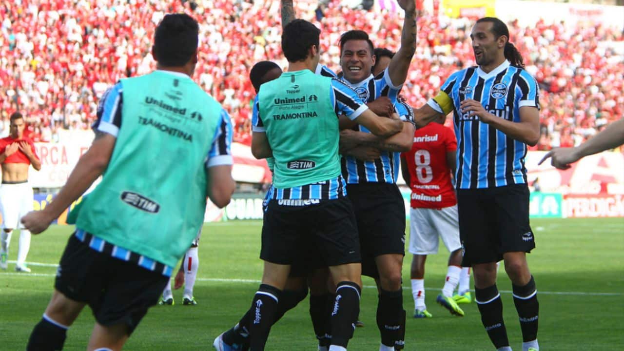 Vargas fez gol no GreNal marcado por provocações entre Renato e D'Alessandro. Relembre