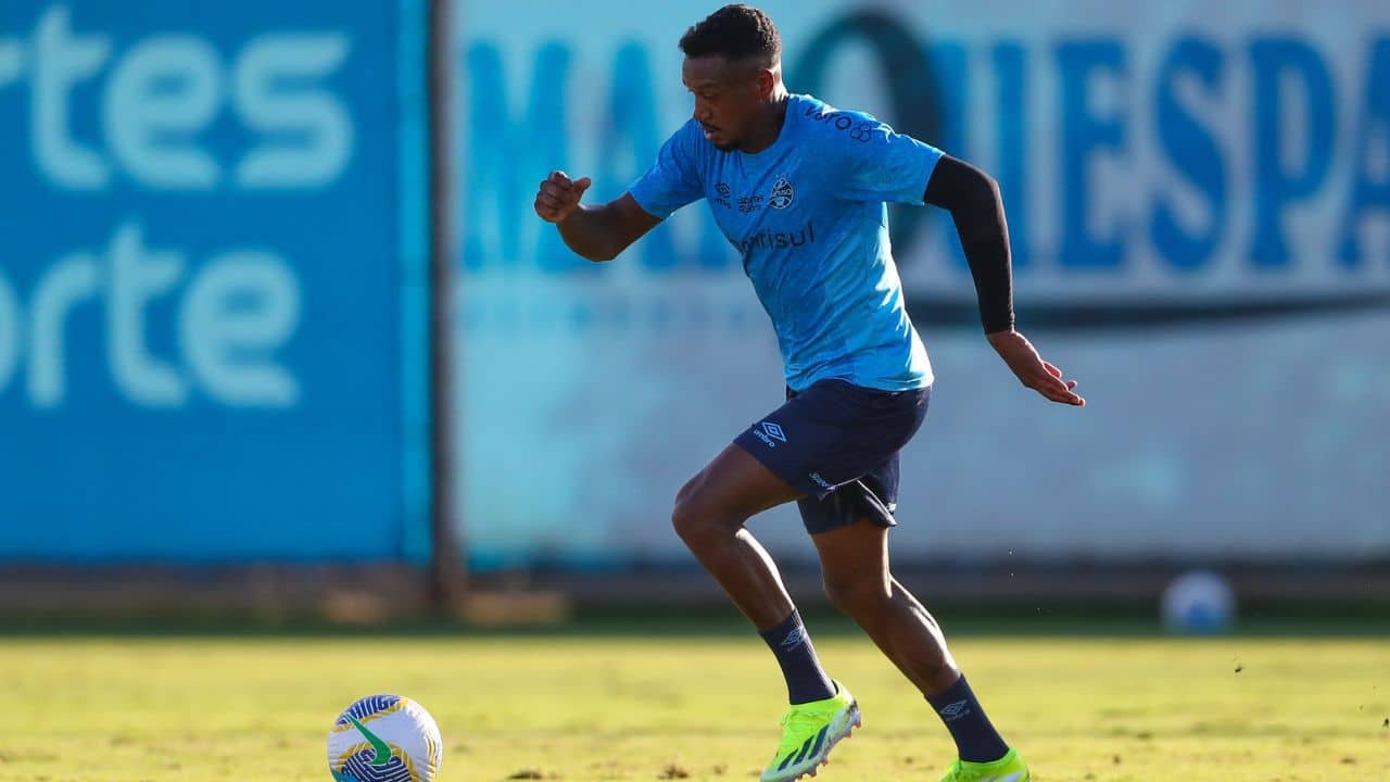 Centralizado ou pelo lado? Veja como Edenilson pode encaixar no Grêmio fluminense