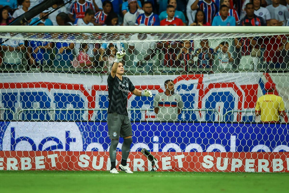 Atuação de Rafael Cabral em estreia pelo Grêmio: análise e destaque.