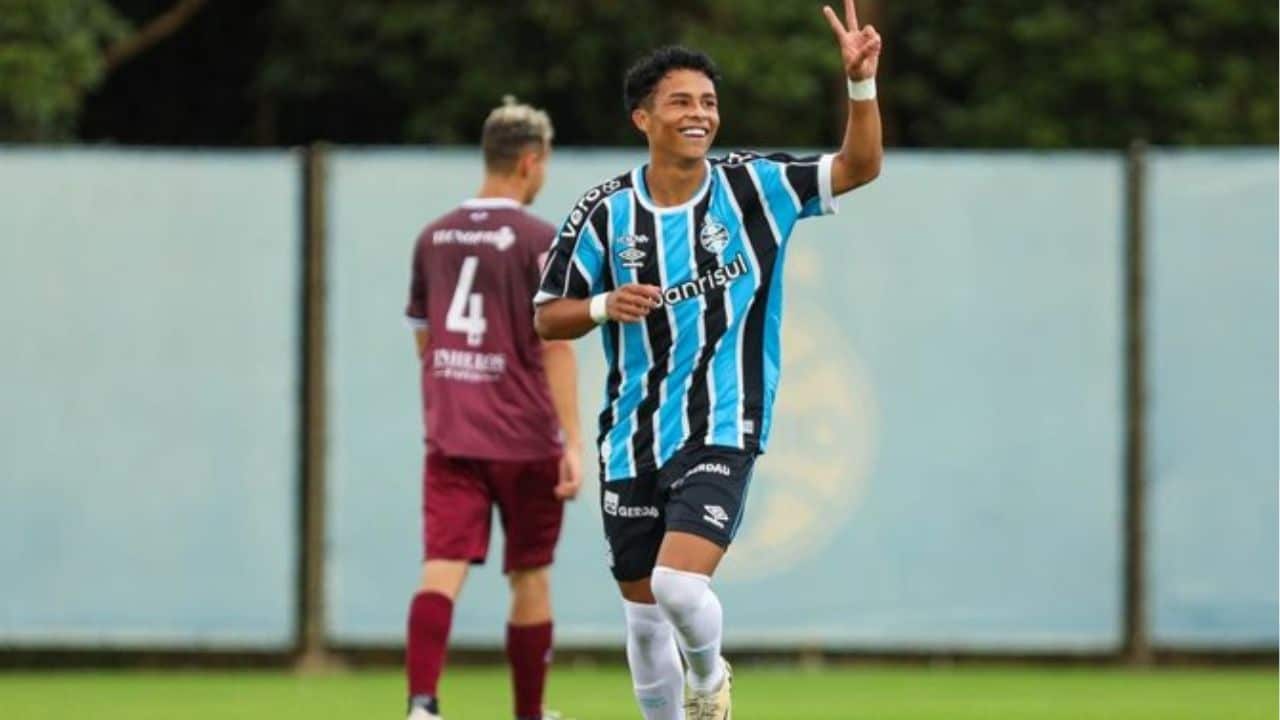 Jovem da base do Grêmio Roger Fernandes 