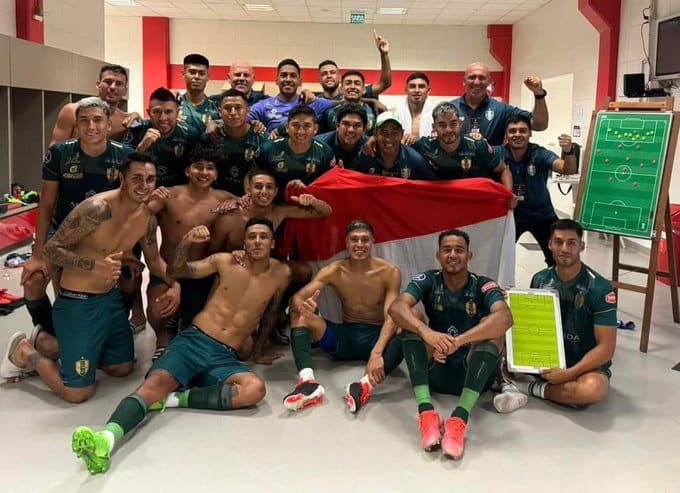 O time Real tomayapo comemora no vestiário após empate com o Internacional 