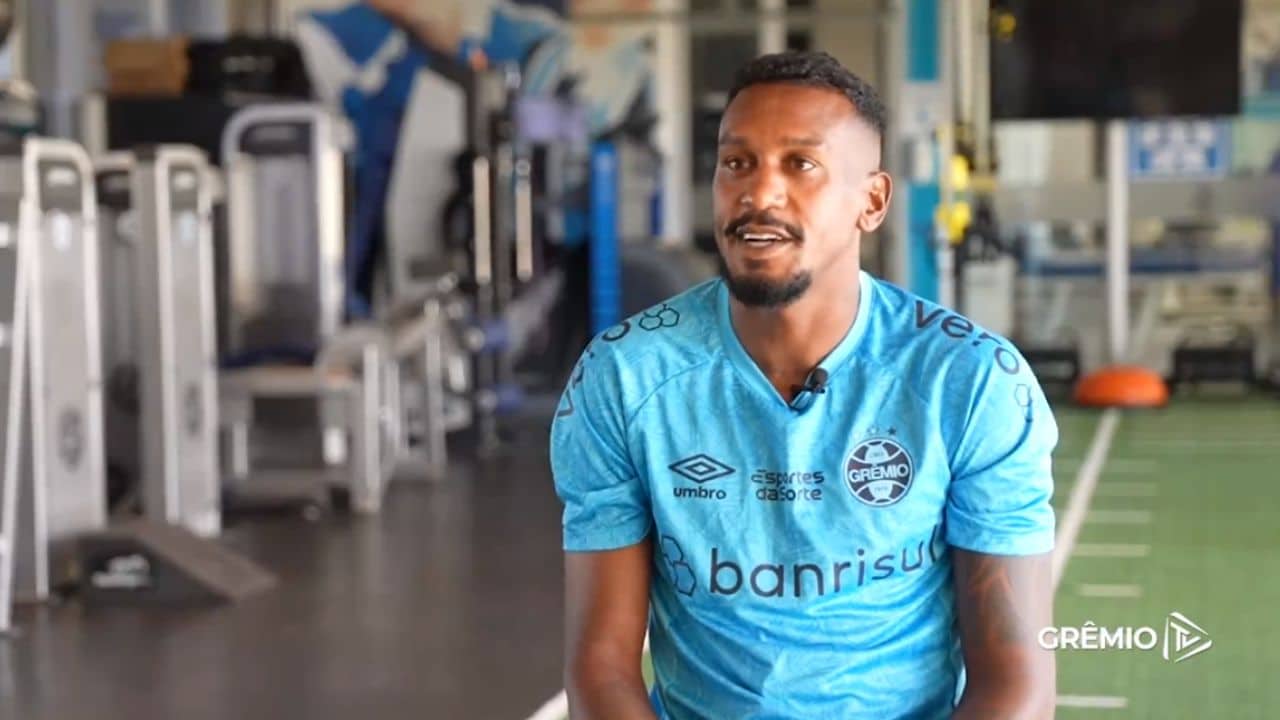 Edenilson surpreende torcida com ato de fanatismo antes de anúncio pelo Grêmio