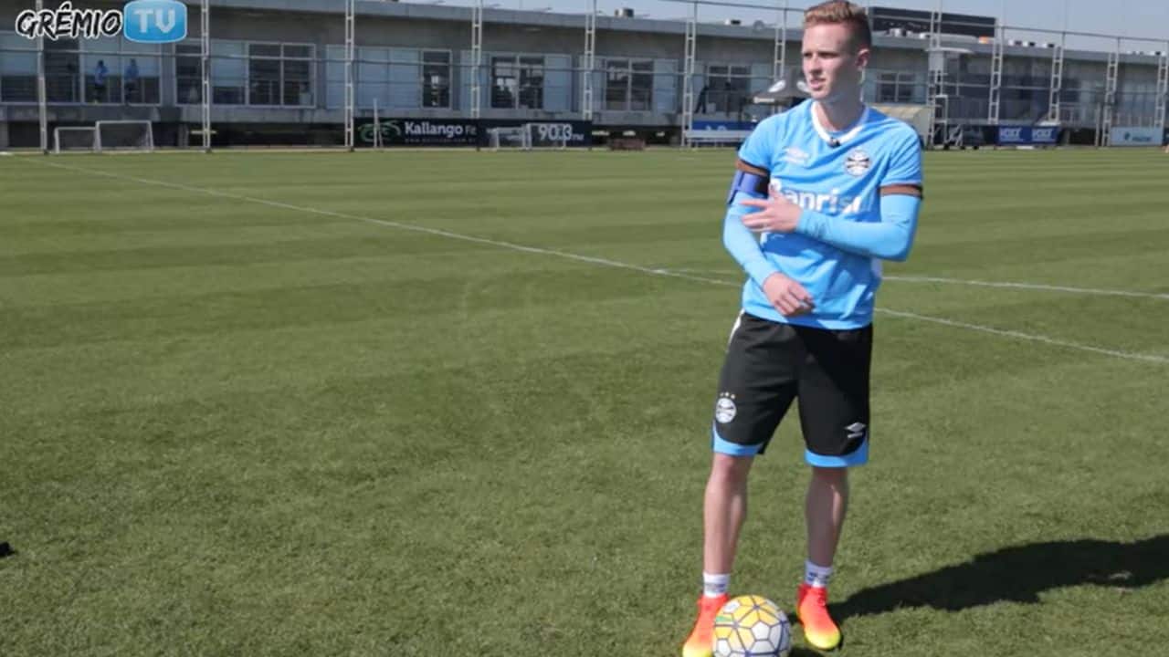 Ex-jogador do Grêmio viraliza com golaço feito no Campeonato Russo