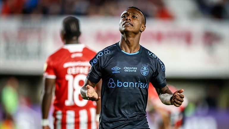 Nathan Fernandes marca o gol da vitória do Grêmio contra o Estudiantes na Libertadores 