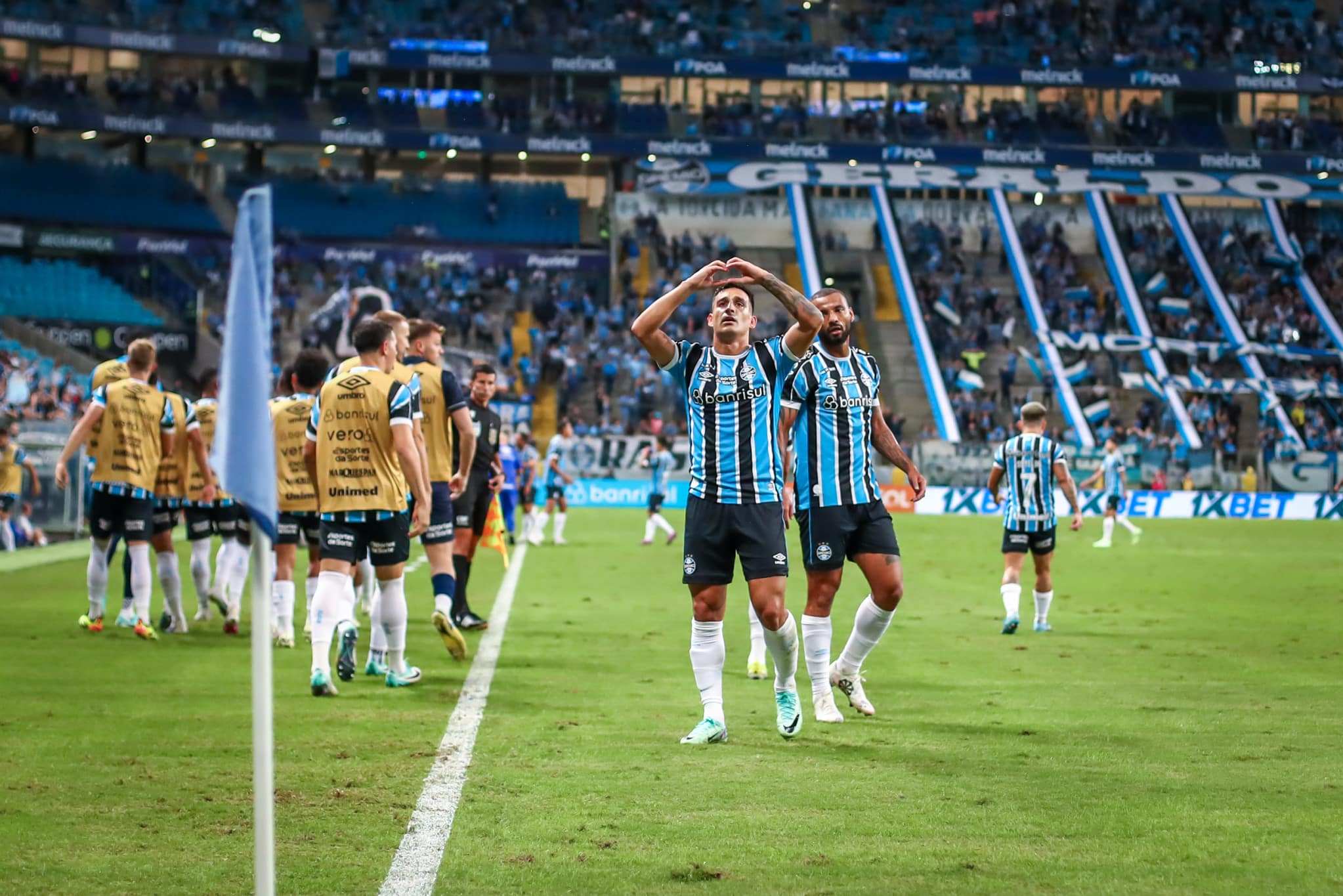 Cristaldo comemora gol Gremio x Athletico PR