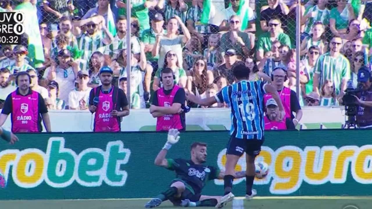 Lance polemico na partida entre Juventude x Grêmio. 