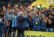 João Severiano entrega taça para Geromel Grêmio Gauchão 2024