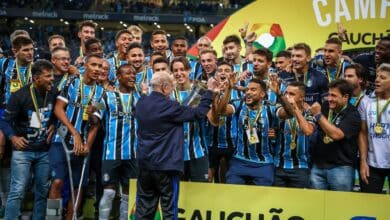 João Severiano entrega taça para Geromel Grêmio Gauchão 2024