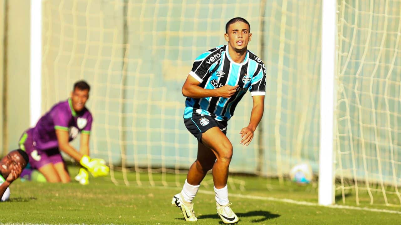 No apagar das luzes, Grêmio vira pra cima do América-MG e garante mais uma vitória no Brasileirão