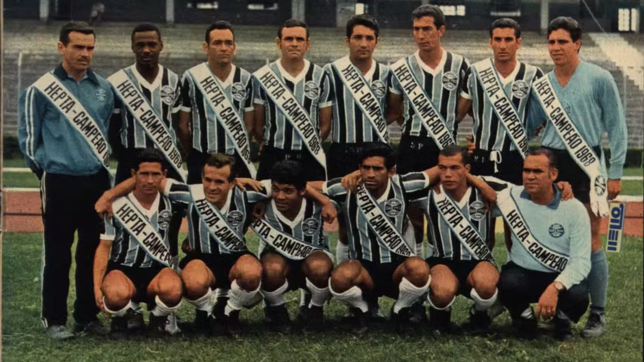 Relembre o time do Grêmio que venceu o Gauchão sete vezes seguidas 1968