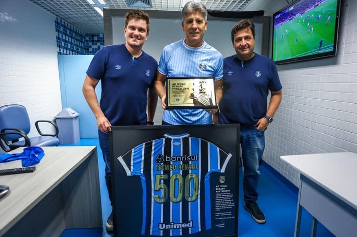 Renato recebe de Alberto Guerra e Antonio Brum homenagem pelos 500 jogos como técnico do Grêmio