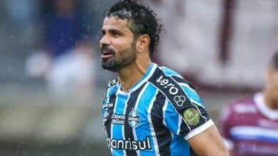 Diego Costa zoa o elenco do Grêmio após treinamento do final de semana e imagem viraliza