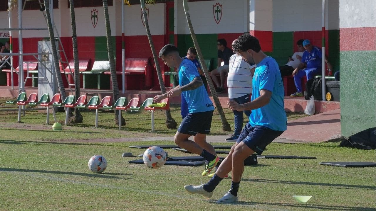 Jogo treino Grêmio x Portuguesa em SP Diego Costa e Cristaldo no aquecimento