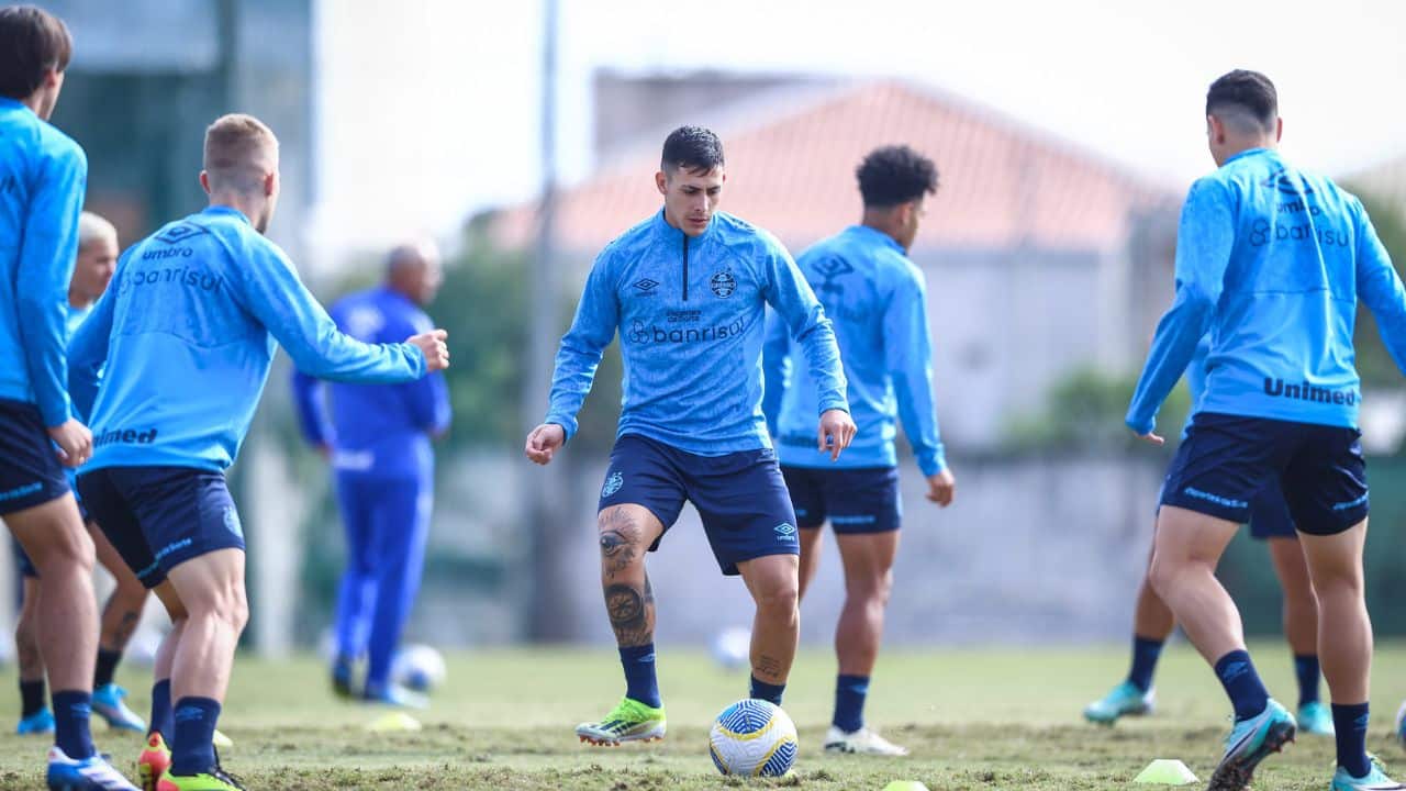 Grêmio posta foto de jogadores em treino e anima torcida gremista