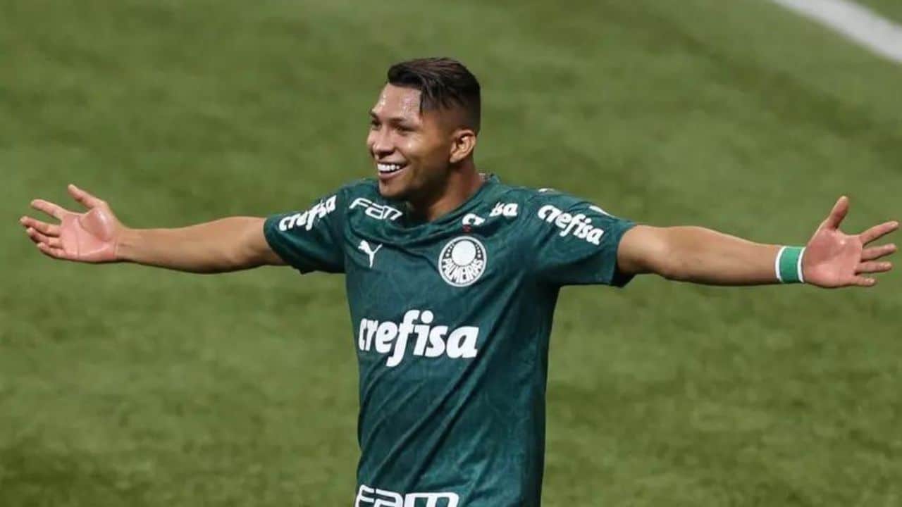 Rony em campo pelo Palmeiras