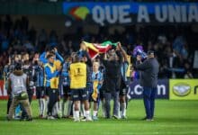 Jogadores do Grêmio bandeira do RS