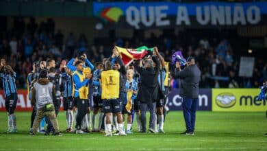 Jogadores do Grêmio bandeira do RS