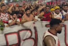 Torcida do Flamengo leva faixas em protesto contra Gabigol