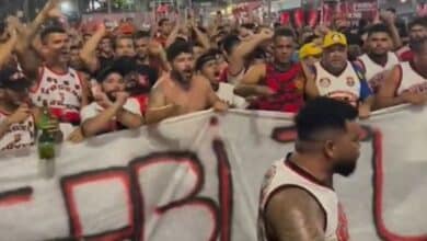 Torcida do Flamengo leva faixas em protesto contra Gabigol