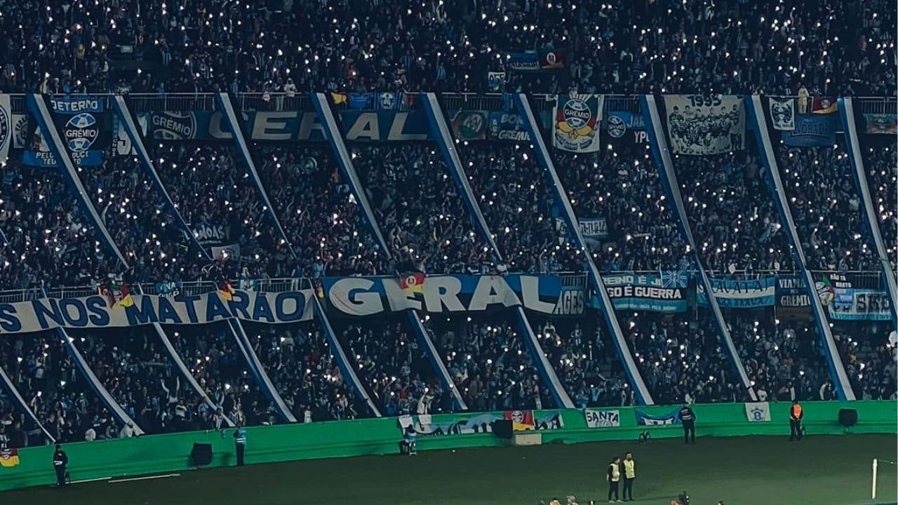 Torcida do Gremio no estádio Couto Pereira