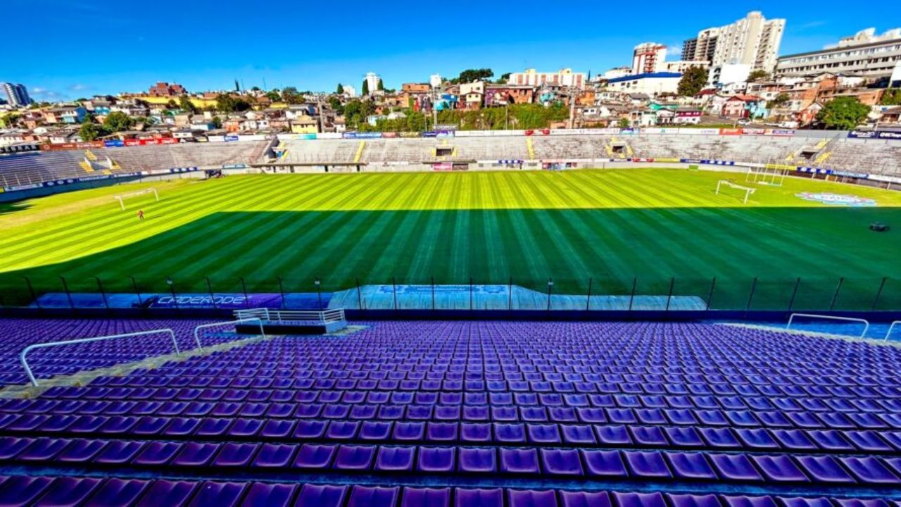 A situação do gramado do Centenário para sediar os jogos do Grêmio