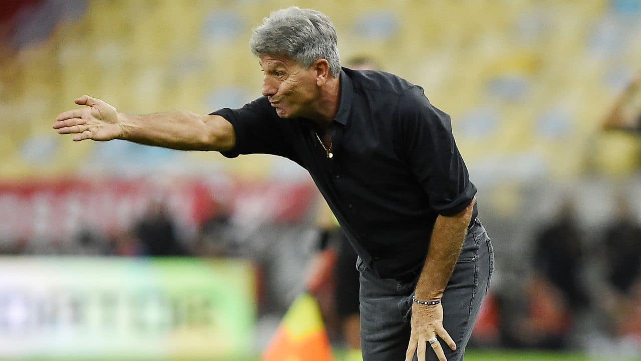 Atacante esclarece bronca com Renato após substituição em Flamengo x Grêmio