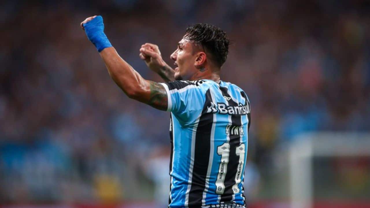 Ex-Grêmio demonstra arrependimento por ter saído do clube e cogita retorna