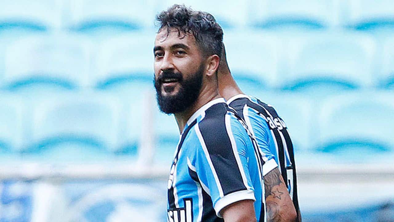 Fabio Santos faz revelação absurda sobre Douglas, ex-Grêmio: "ele é porco"