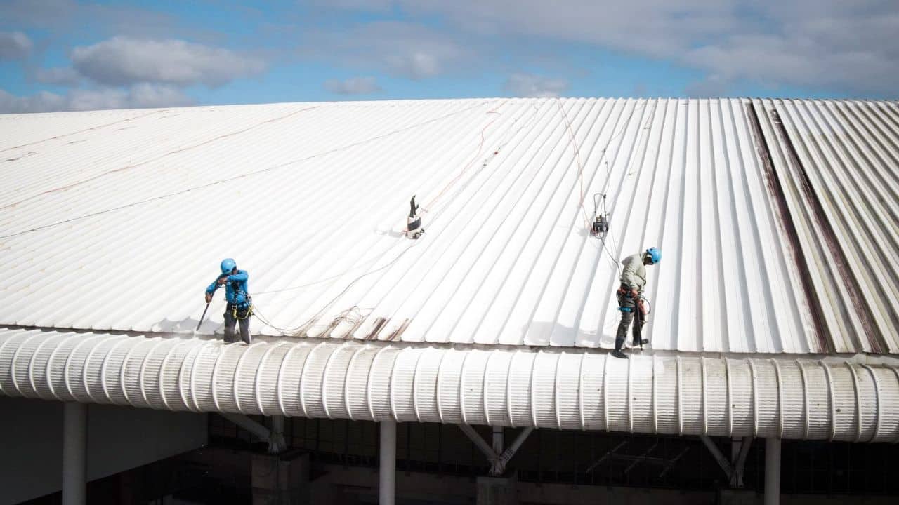 Fotos do telhado da Arena do Grêmio são divulgadas e limpeza chama atenção