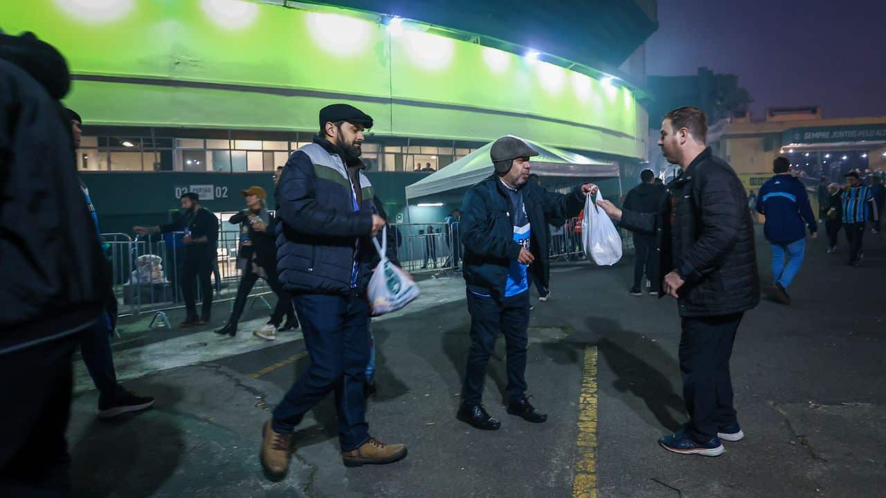 Grêmio arrecada toneladas de alimentos no Couto Pereira. Saiba mais!