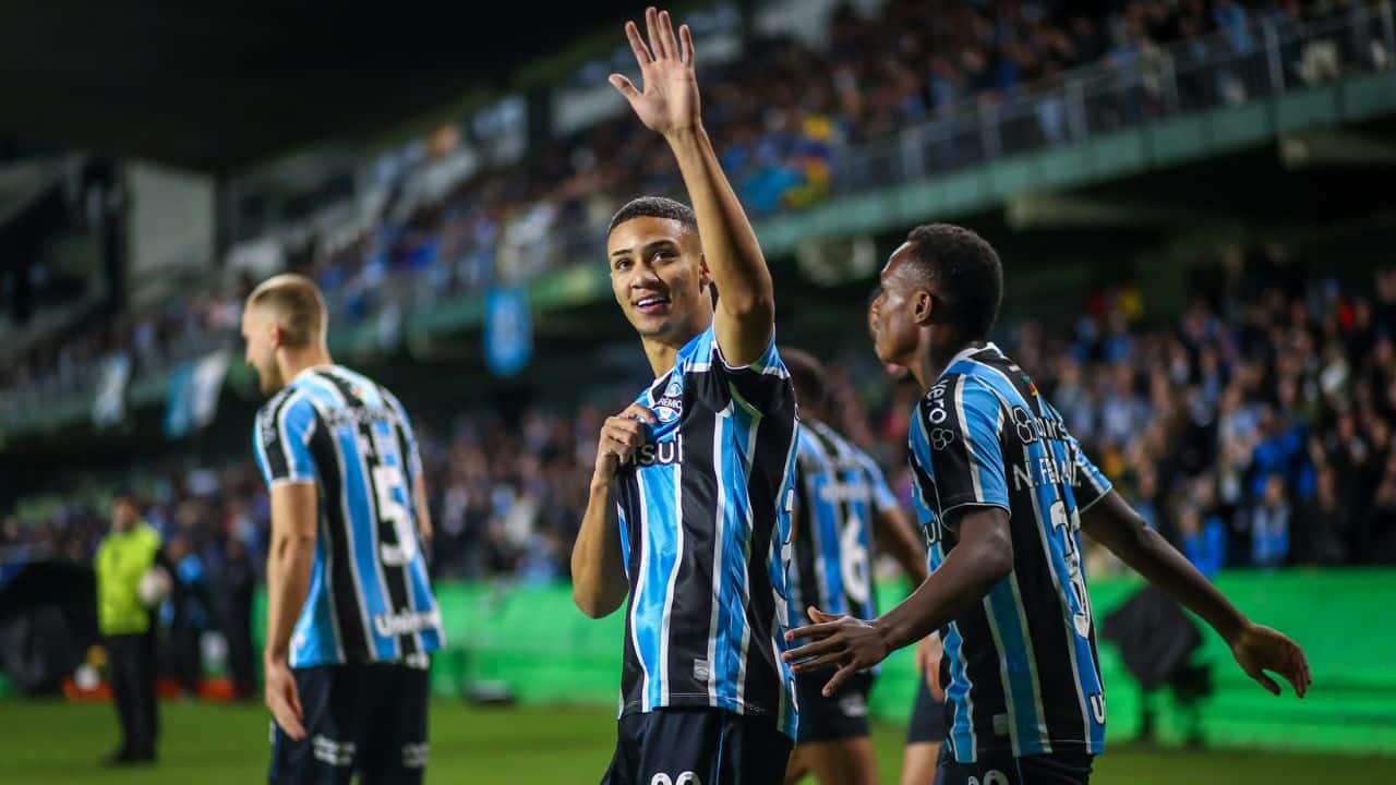 Gustavo Nunes vira desfalque do Grêmio em jogo importante e Renato se preocupa