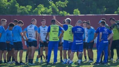 Novo reforço do Grêmio aparece treinando com bola e pode ser relacionado diante do Flamengo