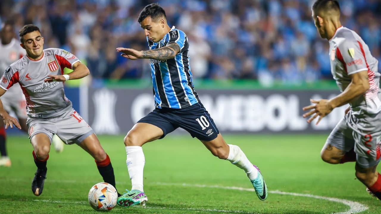 Números de Cristaldo com a camisa do Grêmio são absurdos e geram dúvida: “Melhor meia do Brasil?”