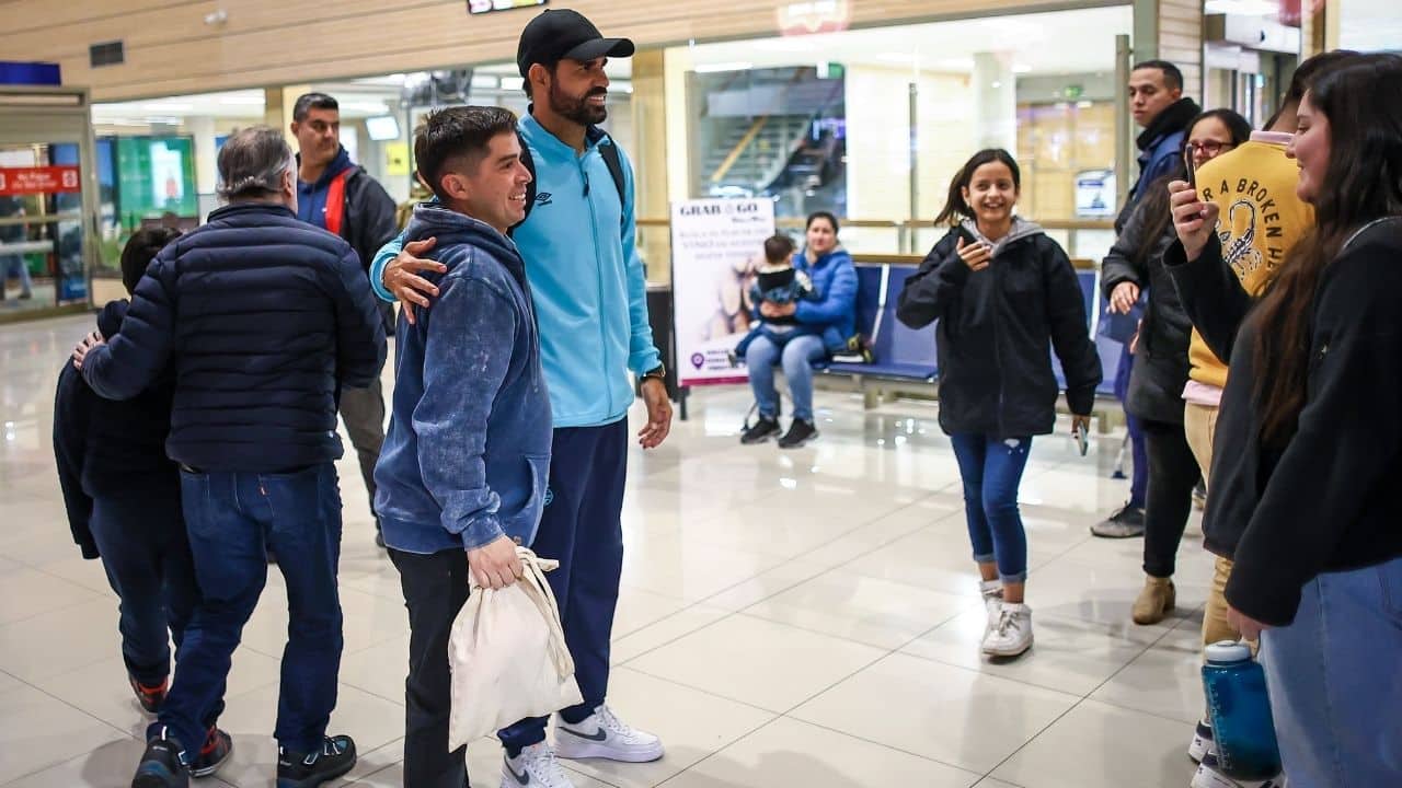 Jogador Diego Costa Grêmio com torcedores no Chile 