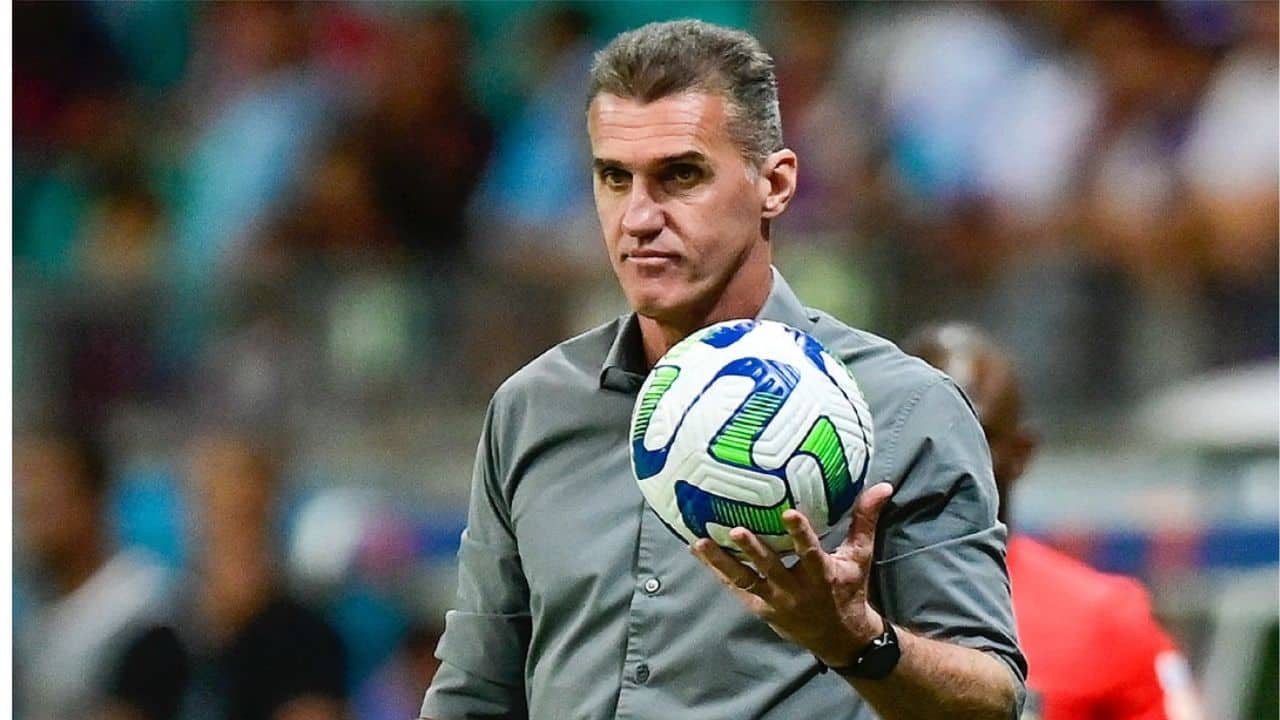 Rebaixado com o Grêmio em 2021, técnico é demitido do Ceará após péssima campanha