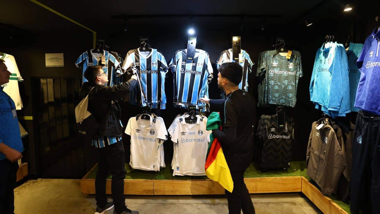 Saiba quanto o Grêmio vendeu em produtos oficiais no Couto Pereira: "Não esperávamos tanto"