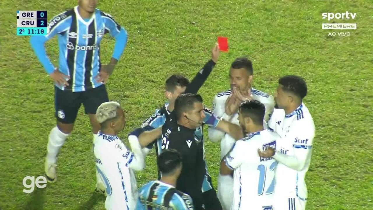 Árbitro justifica expulsão de Kannemann de forma bizarra em Grêmio x Cruzeiro