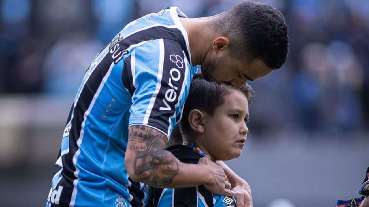 Grêmio Fabio acalma criança que entrou em campo com ele