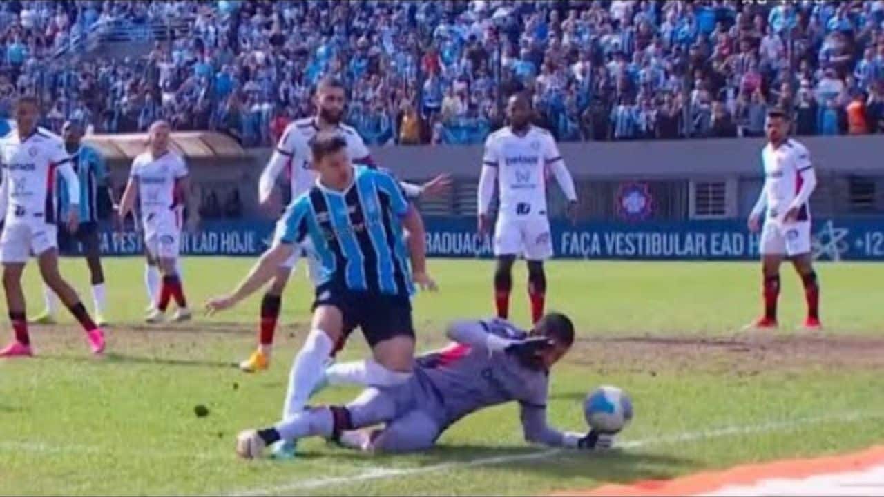 Grêmio formaliza reclamação por não marcação de pênalti contra o Vitória.