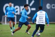 Jogadores em treino do Grêmio hoje