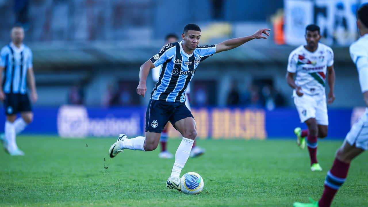 Gustavo Nunes marca para o Grêmio, fala sobre estratégia da partida e elogia Renato