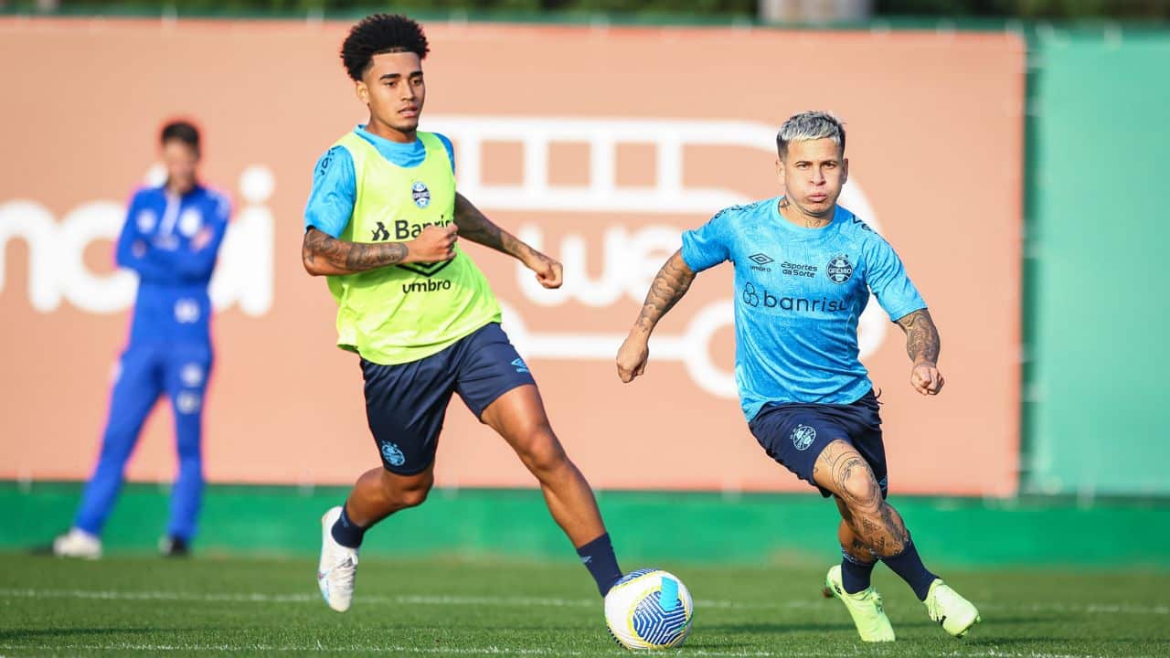 Du Queiroz e Soteldo em treino do Grêmio 