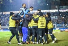 Time do Grêmio comemorando gol conta o Palmeiras