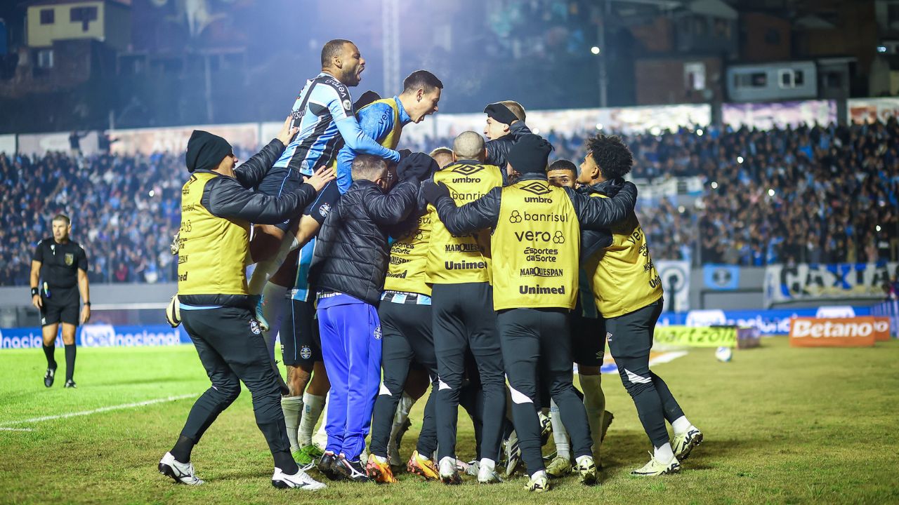 Time do Grêmio comemorando gol conta o Palmeiras