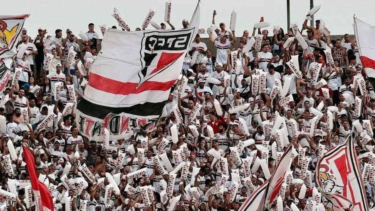 Torcida do São Paulo em protesto na partida contra o Grêmio