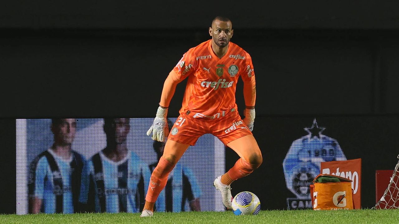 Grêmio redefine alvo no mercado da bola após desistir de Weverton do Palmeiras
